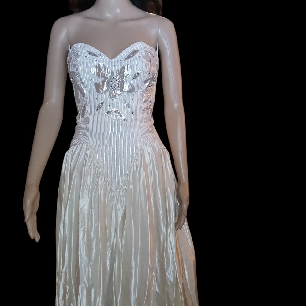 Elegant White Strapless. Satin Vintage Dress